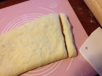 step5: 用刮刀切成每條麵團1cm闊