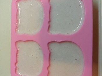 step3: 將剩餘之牛奶倒入士多啤梨汁中,,再加入(1)之魚膠粉溶液,,拌勻後倒入模中,,放在雪櫃約數小時即可!!