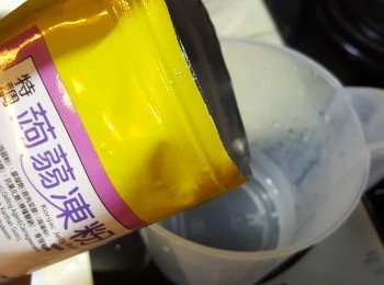 step1: <span class="group_1">士多啤梨果凍</span> 做法:
將蒟蒻粉及糖加入熱水中拌勻。