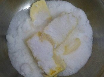 step2: 先把牛油同砂糖搞勻
** 我係帶手套用手搓的。因為, 用自己手既溫度, 牛油會比較易溶 **