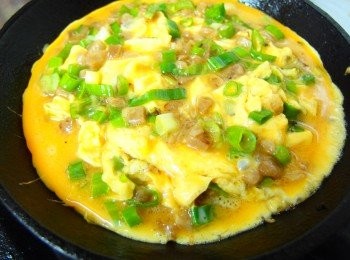 step5: 起油鍋~二大匙的油~油熱了再倒入蛋液~把周圍凝固的往內撥~