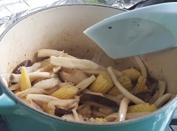 step4: 將雞脾菇加入鍋中炒勻。