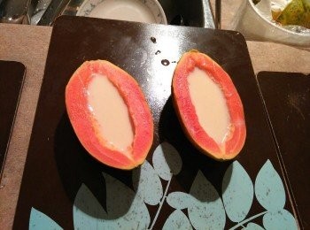 step3: 最後把杏仁豆腐汁到入木瓜中間,雪涷2個小時,切片即可。