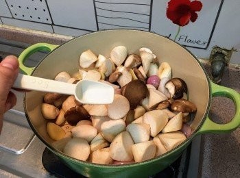 step4: 下杏鮑菇； 再下1／2茶匙幼鹽爆炒約30秒