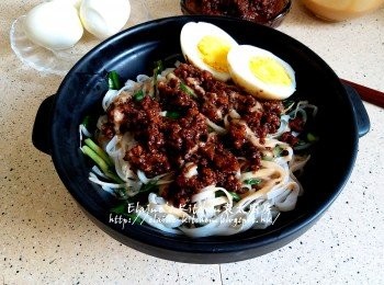 step11: 淋上麻醬及肉燥 , 最後放上雞蛋即可