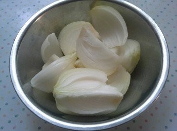 step1: 把洋蔥洗淨，去皮切片。待用。