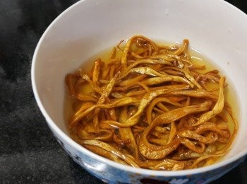 step3: 蟲草花月清水浸軟，隔去水份備用