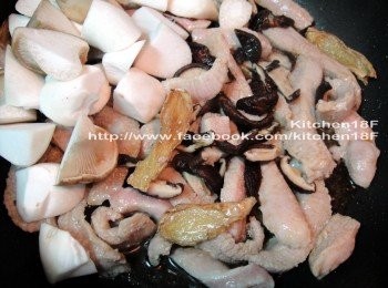 step5: 放進「香菇絲」和「杏鮑菇塊」，鍋內<span class="group_1">食材</span>略為翻炒，讓杏鮑菇水份完全釋出。(約3-5分鐘)