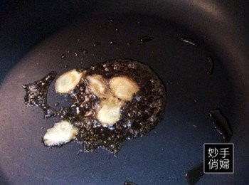 step1: 麻油冷油冷鍋開火把薑炒香,