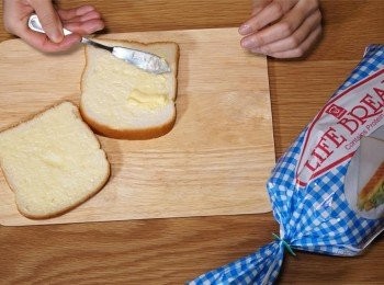 step3: 把兩片麵包的其中一面均勻地塗上牛油。