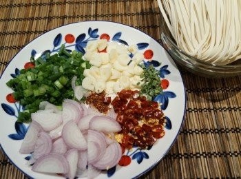 step1: 麵條煮開，隔水備用。