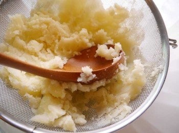step2: *拿一大篩子將馬鈴薯擠壓過篩。分成三等份實驗用。
