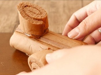 step5: 在另一小片的瑞士卷，斜的一面抹上Nutella芝士醬，貼在完整的瑞士卷旁邊。