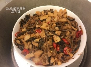 step4: 將炒好的梅干菜放入大碗中，用湯匙壓緊，放入電鍋，以外鍋2杯水蒸熟；若喜歡爛一點口感則放3杯水