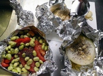 step4: 除了綜合鮮蔬，洋蔥、大蒜粒的錫箔紙要包緊!