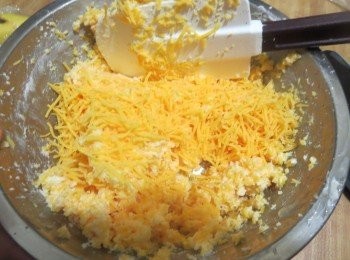 step3: 加入全部的切达奶酪丁，用刮刀搅拌均匀即可