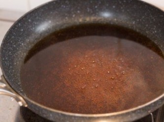step9: 將軍汁做法 - 汁料倒入鍋中開中火煮滾，期間不時攪動避免燒焦