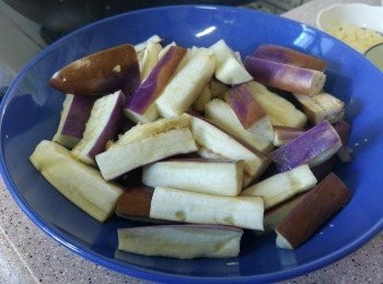 step2: 茄子切成條狀， 大火蒸四分鐘至半熟備用