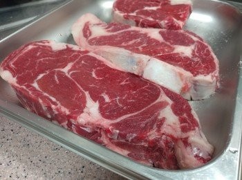 step1: 急凍肉眼解凍， 徹底吸乾水分， 以識量鹽調味