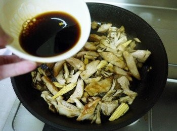 step4: 炒出香氣後，下<span class="group_3">調味</span>(我全程都中大火快炒)