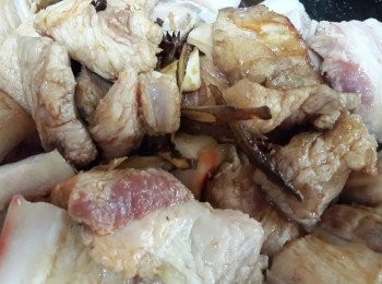 step1: 先將肉切成適合大小,起油鍋~將肉放入鍋中先拌炒一下約3分熟~在加入八角甘草及胡椒粉再繼續拌炒