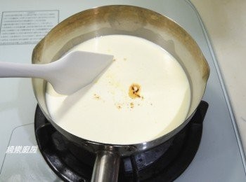 step4: 開小火煮,糖溶化攪拌均勻,(不用煮滾,手摸有熱就關火)