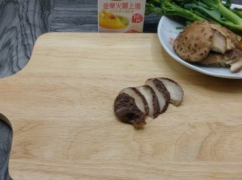 step4: 冬菇浸軟; 搾乾, 斜切成薄片;