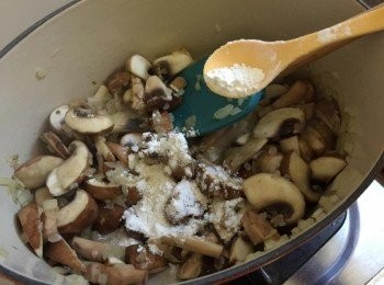 step6: 加入2匙麵粉再快炒至沒有粉粒