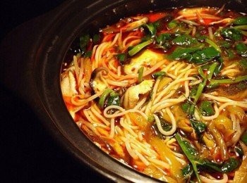 step5: 大碗中倒入生抽，多多的米醋，辣椒油，再把煮好的米線連同湯汁一起倒入大碗中，放入榨菜，再撒上香菜，完成。