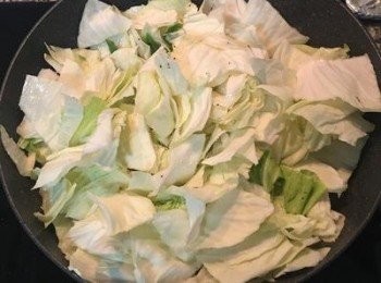 step4: 開大火，再放入高麗菜和適量的鹽拌炒到高麗菜變略軟後，加約一湯匙的水拌炒，試味道調整後即可起鍋擺盤。