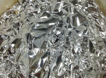 step4: 以中火燉煮至蔬菜軟化（此圖用鈻紙當蓋子、使<span class="group_1">食材</span>容易入味）最後加入柴魚粉、味啉煮到收汁再加入碗豆（事先燙熟）即可盛盤