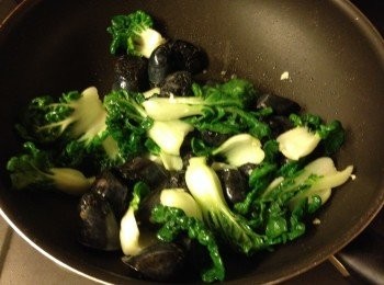 step5: 加入墨魚香腸件炒勻, 最後加鹽調味