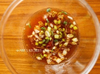 step2: 接著把<span class="group_2">醬汁</span>的材料均勻混合後備用。