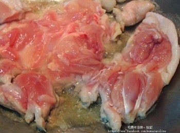 step2: 雞腿去骨。熱鍋不放油，雞皮朝下煎