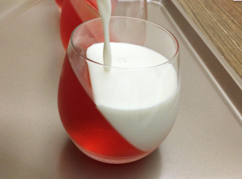 step7: 倒入已雪硬的啫喱令一邊，再雪三小時以上，完成。