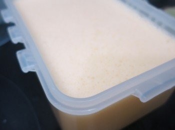 step15: 固體菜油或牛油 + 煮好的奶 +咸蛋黃:一起加到攪拌機打勻成漿
倒入一容器再放入雪櫃雪成慕絲