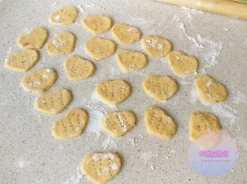 step6: 用餅乾cutter切出喜歡嘅形狀，喺鋪好防粘紙嘅焗爐上排好，餅與餅之間留2cm空間。 (柯豬媽用左心心型嘅cutter, 同埋喺餅面用叉拮左啲窿)