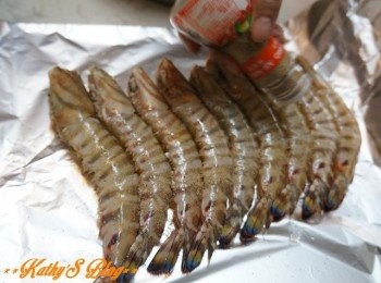 step5: 我個人覺得多啲椒鹽粉會好味啲，所以都灑左半支，做到每一隻花竹蝦面都有椒鹽粉呀~