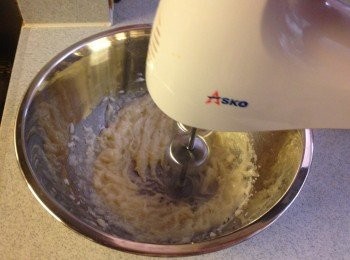 step1: 牛油室溫放軟, 加糖後用手動打蛋器打勻