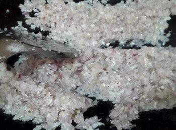 step9: 原鑊再道入油煮熱，倒入乾蔥頭碎爆香