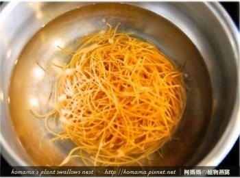 step2: 先將雞絲麵的麵身放入鍋中，將水加至超過麵身高度後，開大火將雞絲麵煮熟。