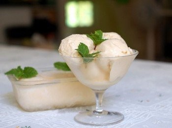 step12: 榴槤果肉細緻,搭配蛋奶醬製作出的口感略有嚼勁,含在口中慢慢化開,榴槤香氣柔和,跟食用新鮮榴槤的風味相比,冰淇淋顯得更有層次喔!