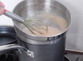 step3: 在大碗內，將雞蛋，蛋黃，糖及鹽拌勻。然後放在有水的小鍋上，隔水加熱，不停攪拌，雞蛋糊會成淡黃色及變濃稠 （約5 -7分鐘）