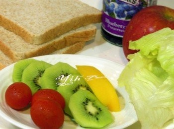 step3: 準備材料 黃甜椒切丁.萵苣洗淨瀝乾.小番茄切片