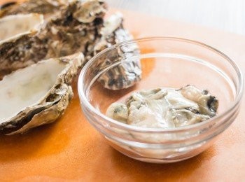 step4: 把急凍生蠔解凍後，分開蠔肉和蠔殼，澈底沖洗乾淨。