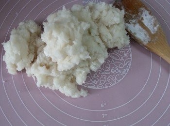 step4: 將粉糰放於工作枱上灘凍