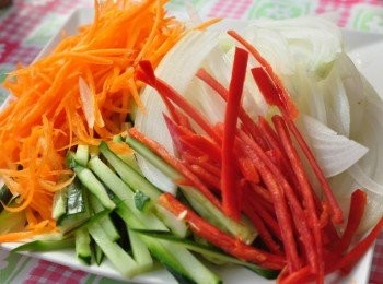 step1: 準備將洋蔥、紅蘿蔔、小黃瓜、辣椒全部切成細絲狀