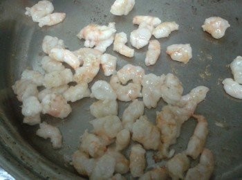 step1: 鮮蝦洗淨去腸，叉燒切細塊，長豆角切粒，打發兩顆蛋備用。熱鍋下油，下鮮蝦快炒至半熟