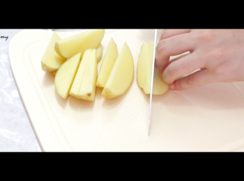 step1: 馬鈴薯洗淨切成薯角狀，備用。