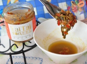 step6: 調醬:用咖哩粉加玉米粉水、舀入泰泰風打拋醬及砂糖調和均勻